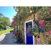 Adorable two bed Norfolk broads holiday home - river views with moorings & fishing