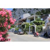 Apartments with a parking space Omis - 18919