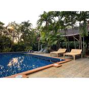 Bamboo Hideaway, Bungalows with Pool and Kitchen