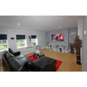 Charming 2 Bed 2 Bath Flat & Parking by CozyNest