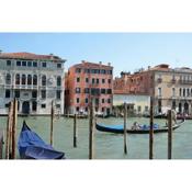 Charming Apartment On Grand Canal