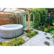 Cosy Garden Flat, Private Roofed Hot Tub & Four Poster Bed