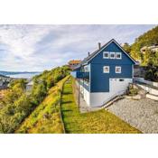 Cosy house with sunny terrace, garden and fjord view
