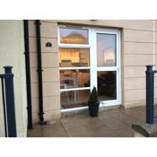 Deluxe Seaside Ground Floor Apartment With Patio & Private Entrance, marine court