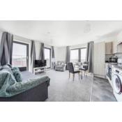 Heathrow Gateway Apartment with Balcony and Apartment