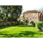 Large 8 Bedroom House in Central Chichester with Parking
