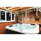 Lovely 2-BR House in Liverpool with Hot Tub!