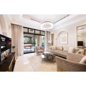 Luxurious Unique 2 Bed with Private Jacuzzi & Garden - Connected to Souk Al Bahar - Dubai Mall