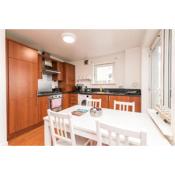 Modern Spacious 3 Bedroom City Centre Apartment - Free Parking - Private Balcony
