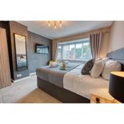 Stunning 5 Bed House - Sleeps 9, Central Solihull, NEC, JLR, HS2, Resorts World, Airport Business and Leisure Stays,