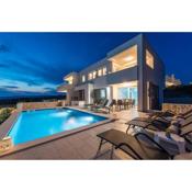 Villa Adria 4 luxury apartment with a pool