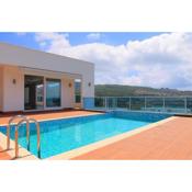 Villa Carlijn met prive-zwembad, veel privacy en panoramisch uitzicht op zee, op luxe resort