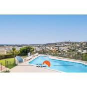 #037 Panorama Flat with Shared Pool by Home Holidays