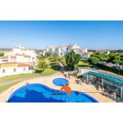#042 Vale Carro Flat with Pool by Home Holidays