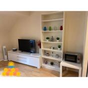 1 bed flat close to Metline station, Stadium and Hospital with Free WIFI, Netflix and parking in West Watford