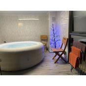 17 Cheerful 2 bed bungalow, hot tub/gym/pool table