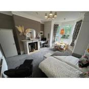 2 Bed ground floor flat, sleeps 4 with free parking