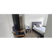 2 Quiet place with 15 min walk to City Centre Free car parking 2min walk to bus stop