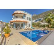 3 bedroom Villa with large pool area and top floor panoramic views