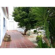 3 bedrooms house with furnished garden and wifi at Encarnacao 1 km away from the beach