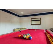 Alton Villa, Sleeps 10, Great for Families, Undercover Hotub & Games Room