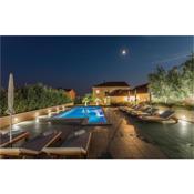 Amazing home in Split with 5 Bedrooms, Outdoor swimming pool and Jacuzzi