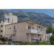 Apartments with a parking space Makarska - 15375