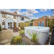 Beautiful 04 berth cottage with a private hot tub in Norfolk ref 99002HC