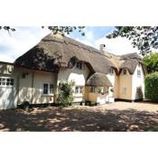 Beautiful Character 5 Bedroom Dorset Thatched Cottage - Great Location - Garden - Parking - Fast WiFi - Smart TV - Newly decorated - sleeps up to 10! Only 18 mins drive to Sandbanks Beach! Close to Bournemouth & Poole