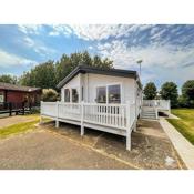 Beautiful Lodge With Decking In Hunstanton At Manor Park Ref 23023w