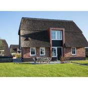 Beautiful villa with jacuzzi in a luxury holiday park on the Tjeukemeer