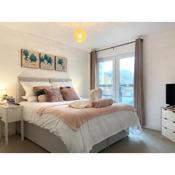 BEST PRICE! LARGE SPACIOUS 2 BED APARTMENT - King Size or Single Beds, Sofabeds, Smart TVs, FREE PARKING