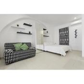 Black and White apartment by Wonderful Italy