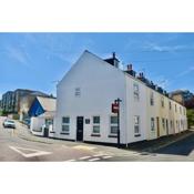 Boat House Sleeps 4 in the Centre of the Sailing Mecca of Cowes