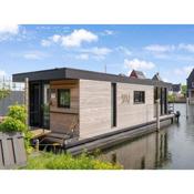 Brand new Boathouse on the water in Stavoren with a garden