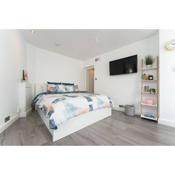 Bright and Beautiful studio apt with king size bed