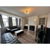Bright and spacious 2-Bed Apartment in Sutton