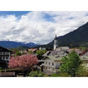 Bunter Hirsch Ferienwohnung im Garmischer Zentrum