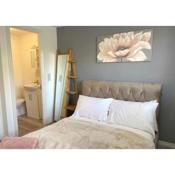 Canterbury Holiday Home Sleeps 5 WIFI Parking for 2 cars
