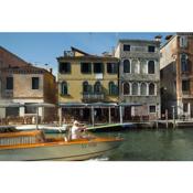 Casa Virginia direct at the canal Cannaregio with own roof terrace