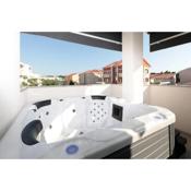 Central Apartment with Jacuzzi