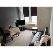 Centrally located 1 bed flat with furnishings & white goods.