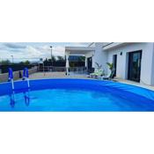 Chalet con piscina, terraza y barbacoa