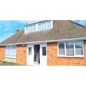 Charming 4-Bed Cottage in Hayling Island - Hot Tub