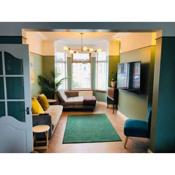Cheerful 4 bedroom townhouse, side street parking