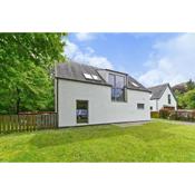 Cheerful Stays: 4 Bedroom Cottage in Arrochar