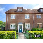 Chobham - 3 Bedroom Townhouse With Garden & Parking
