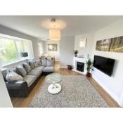 Coastline Retreats - Cosy Bungalow in Ringwood Town Centre with lots of Parking and Large Enclosed Garden