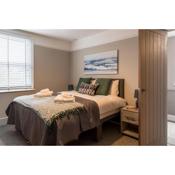 Comfortable 5-Bedroom House in Cheltenham