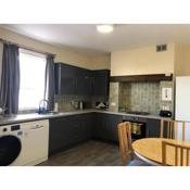 Comfortable Modern home, town centre, free parking, Room A